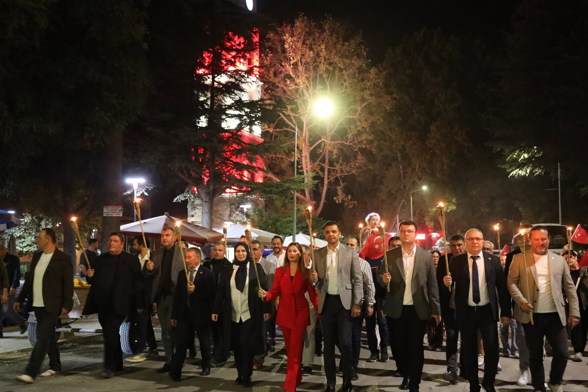Söğüt Kırmızı Beyaza Büründü 18636