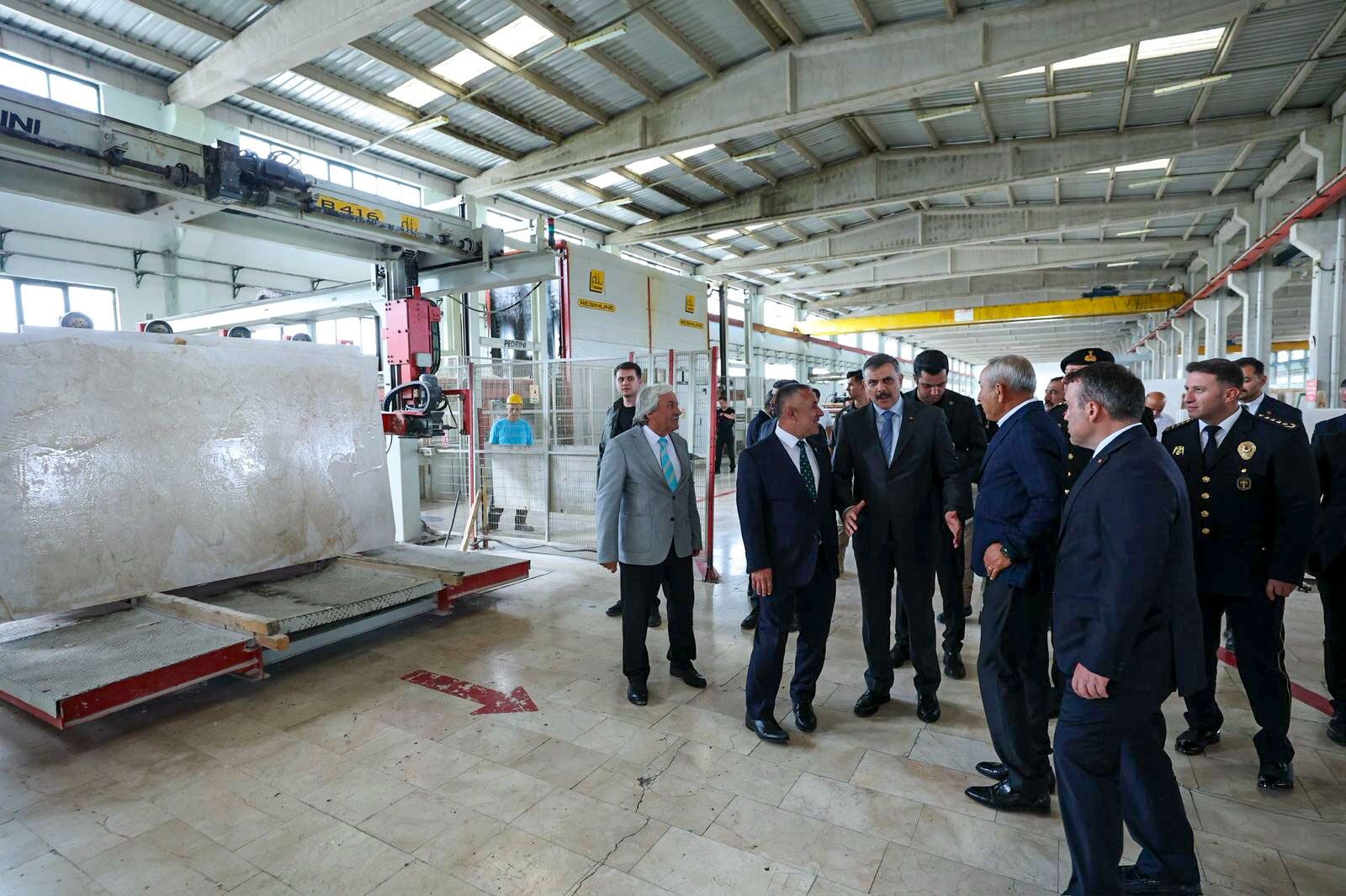 Bakan Çiftçi, Bilecik’in Başarılı İş İnsanı Özen’i Ziyaret Etti 18829