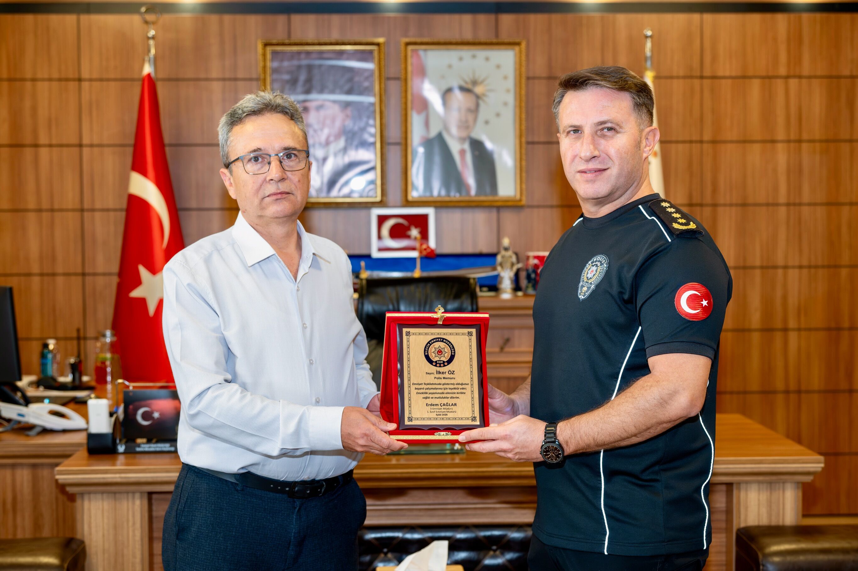 Emekli Polis Memuru İlker Öz’e Vefa Plaketi 18765