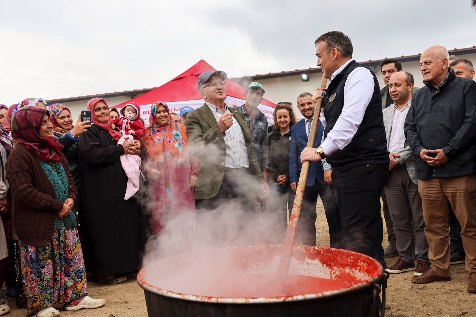 Oğulpaşa’da Bereket Kazanı Kaynadı, Vali Sözer De Başına Geçti 19585