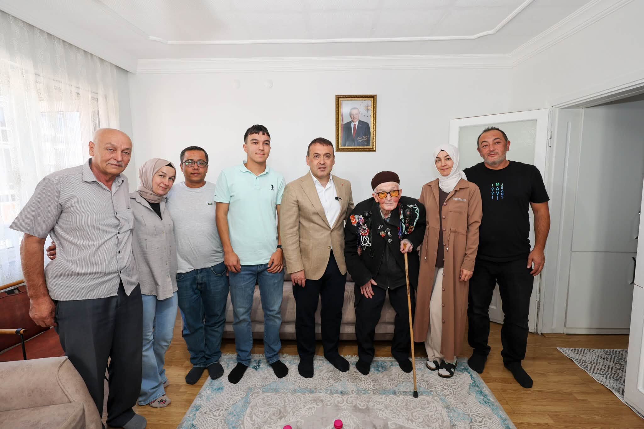 Şehit Ailesinin Evinde Duygu Dolu Buluşma 19719