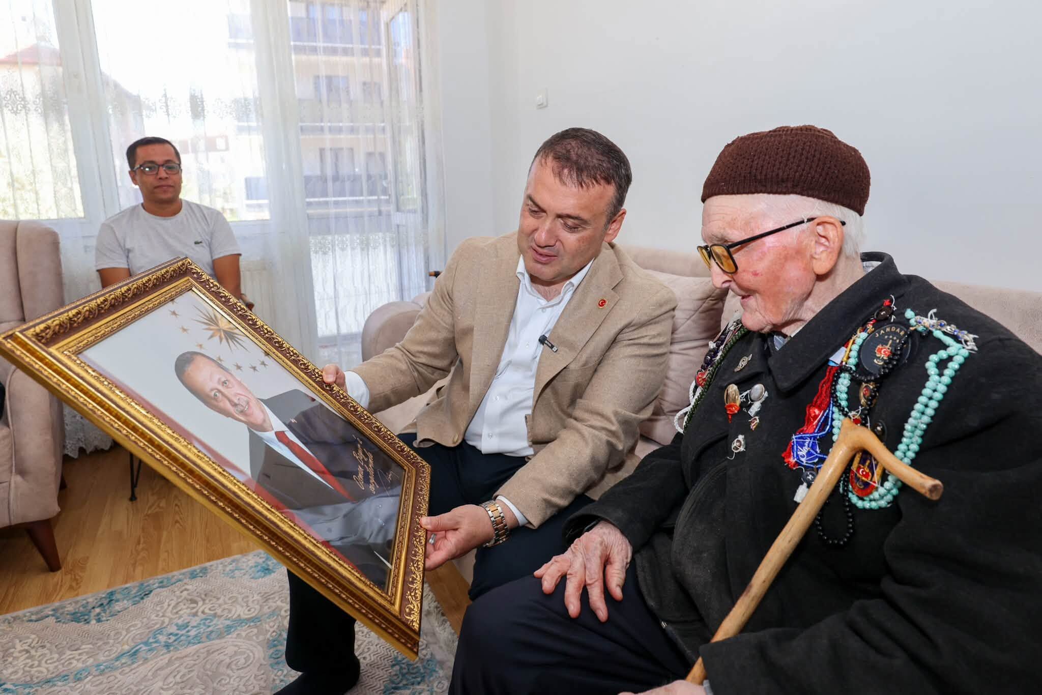 Şehit Ailesinin Evinde Duygu Dolu Buluşma 19723