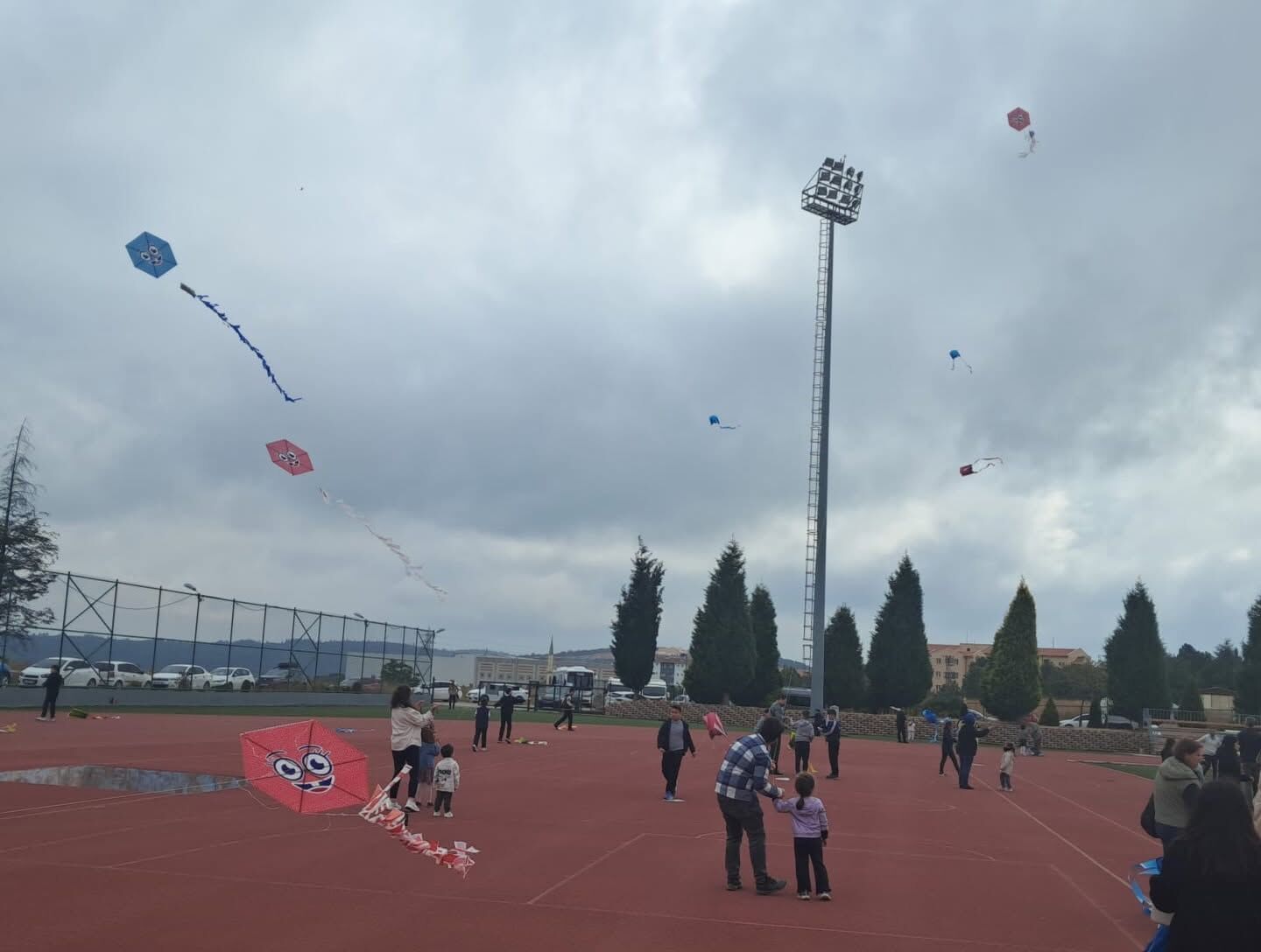 Uçurtmalar Gökyüzünde, Umutlar Çocukların Ellerinde 19402