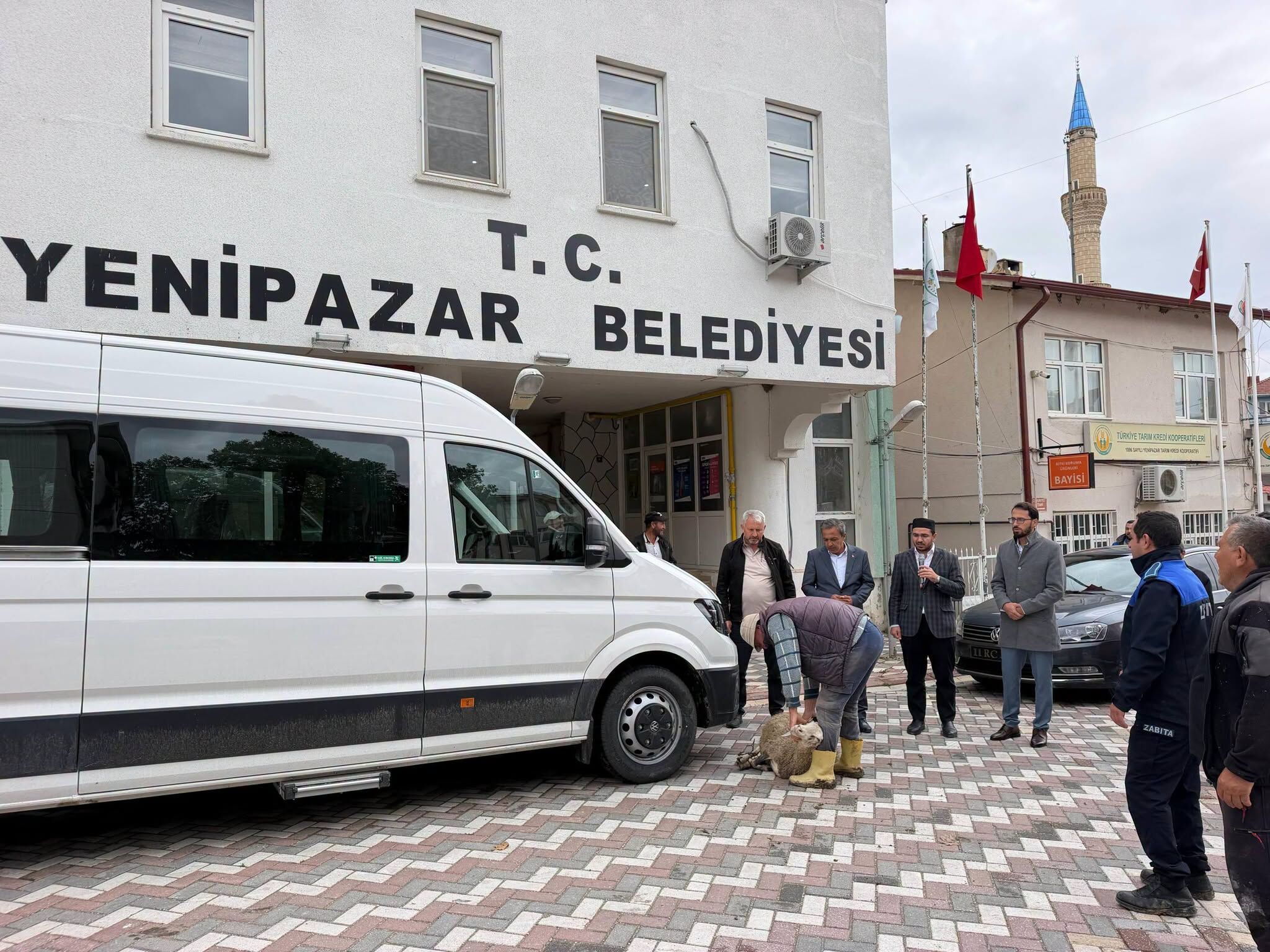 Bakan Çiftçi Sözünü Tuttu, Yenipazar’a Minibüs Geldi 19965