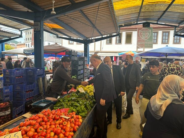 Başkan Torun, Cuma Pazarında Esnaf Ve Vatandaşlarla Buluştu 19997