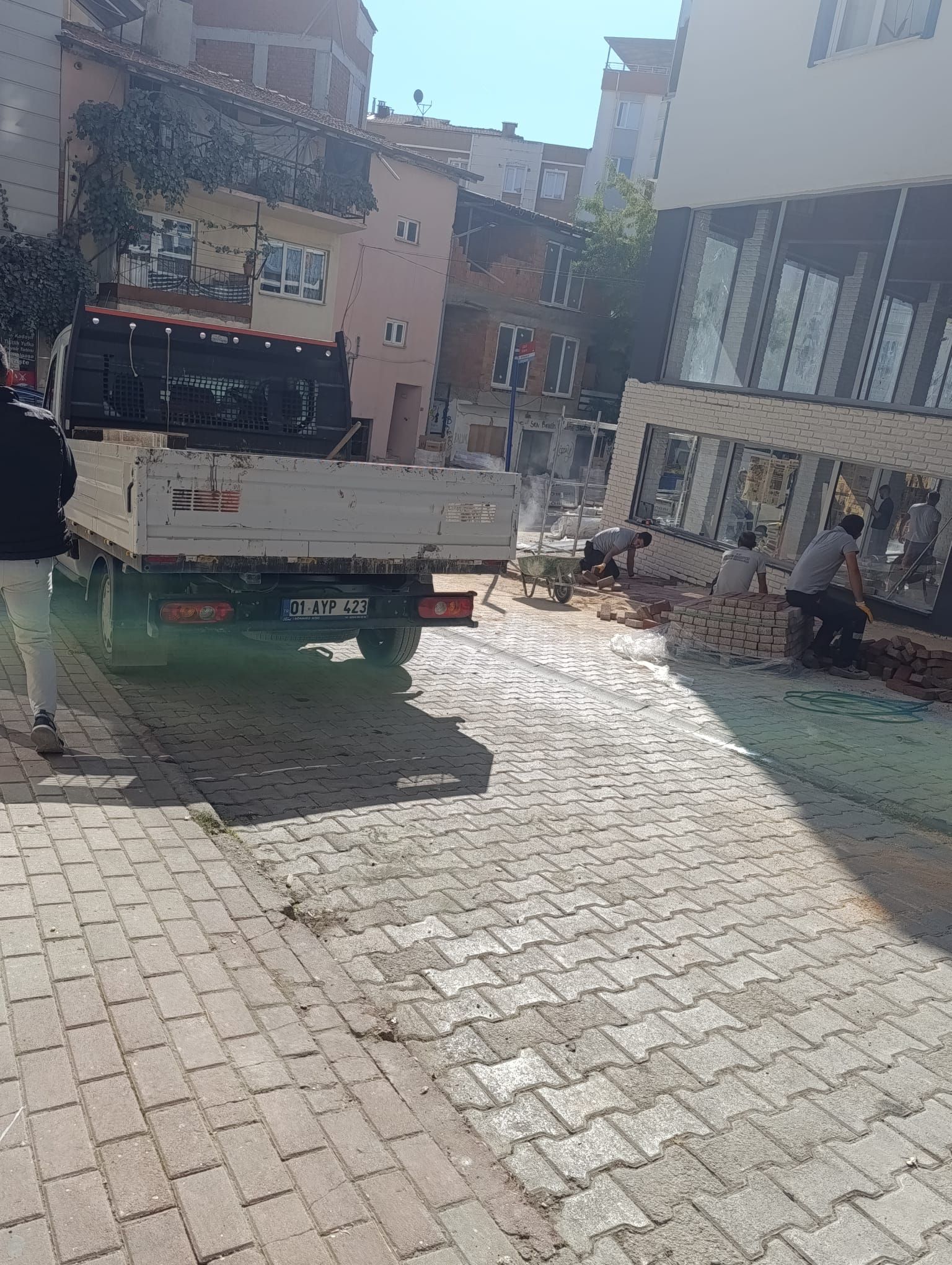 Belediye Ekipleri Başkan Yardımcısının Açacağı Dükkâna Seferber Oldu 20567