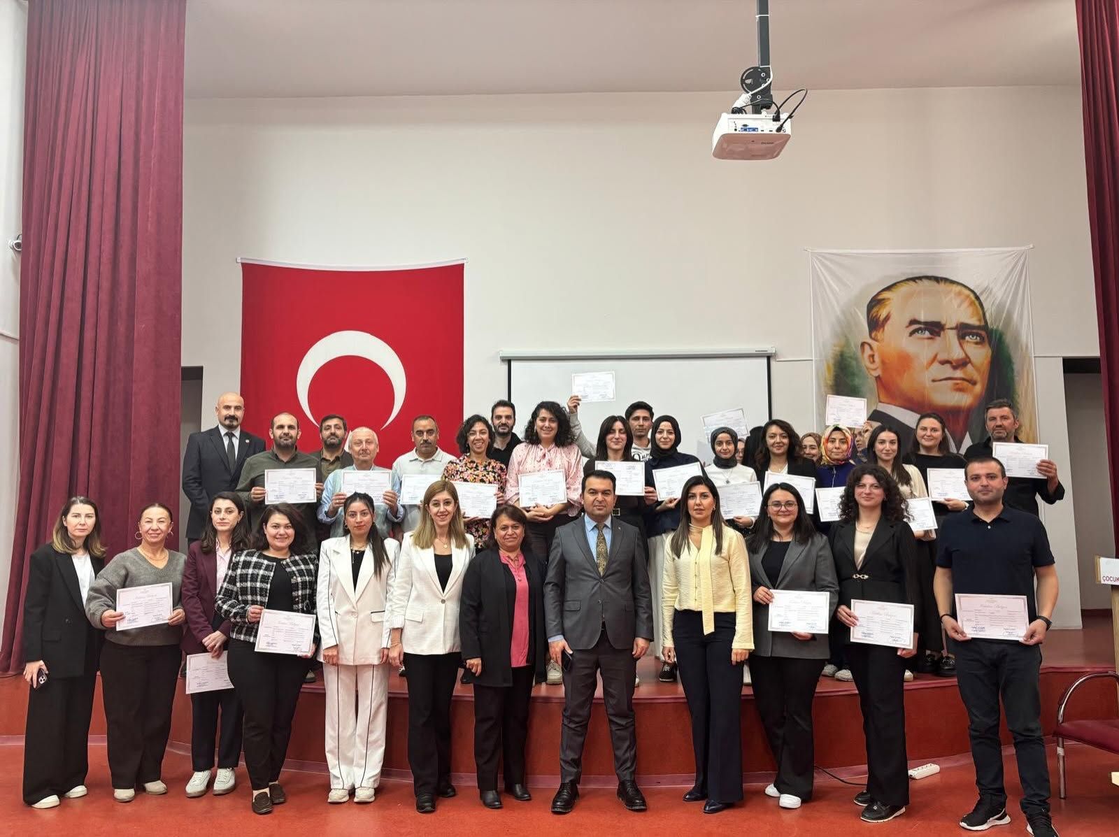 Bi̇leci̇k’te Danişmanlik Tedbi̇ri̇ Eği̇ti̇mi̇ni̇ Tamamlayan Personele Serti̇fi̇ka 20784