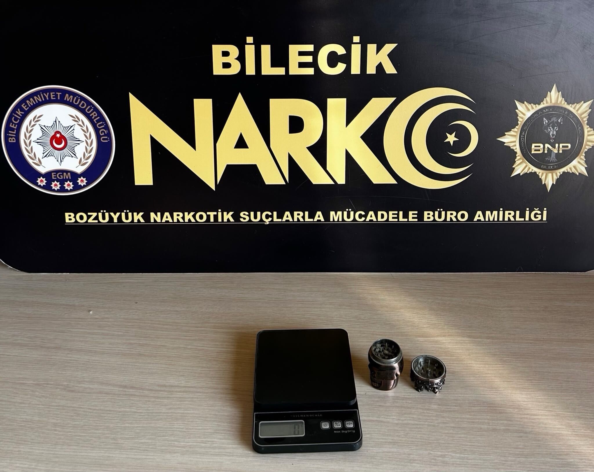 Evlerinde Hassas Terazi Ve Esrar Öğütme Aparatı Bulundu 20213