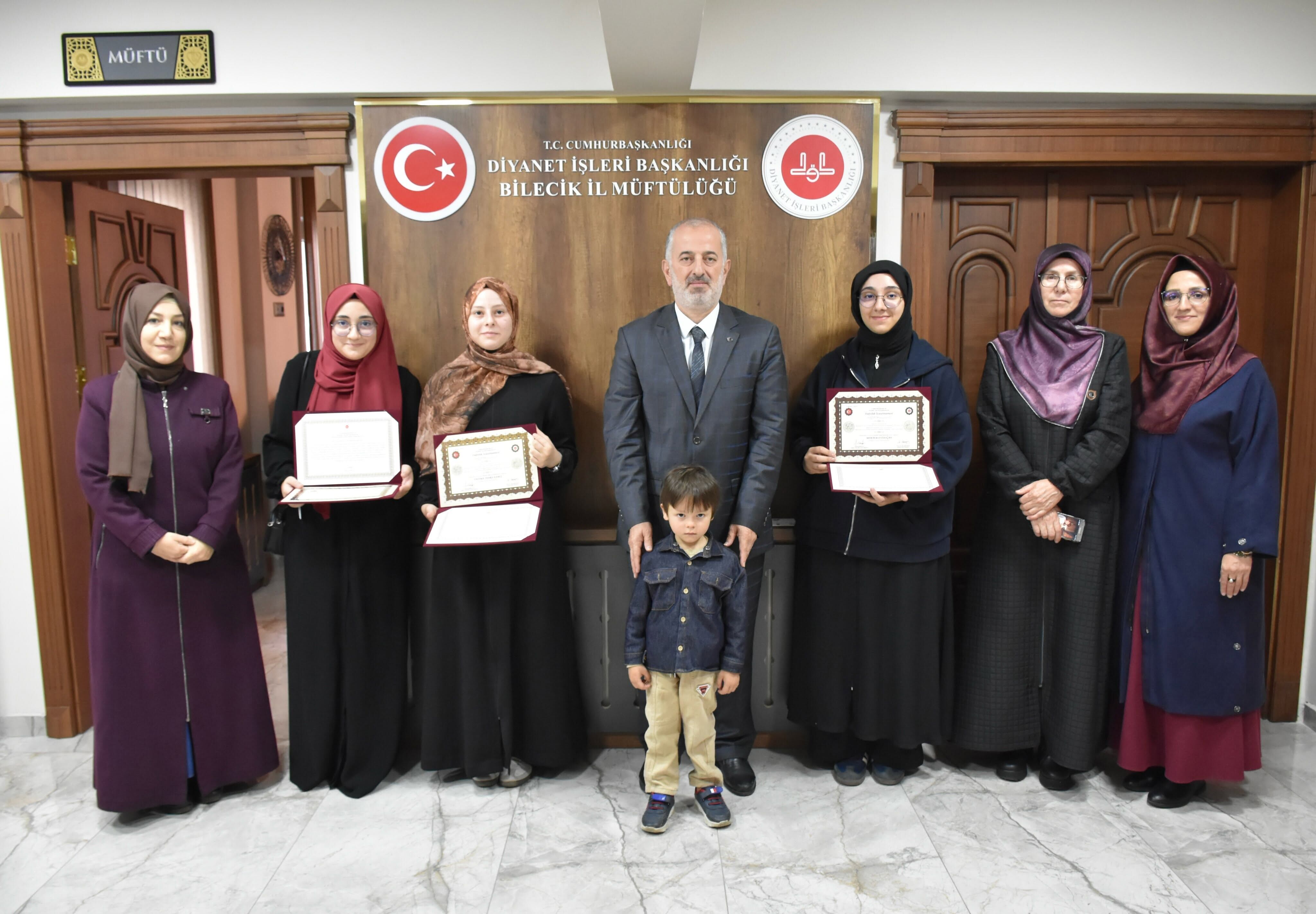 Hafızlık Eğitimini Tamamlayan Öğrencilere Belge Takdimi 20425