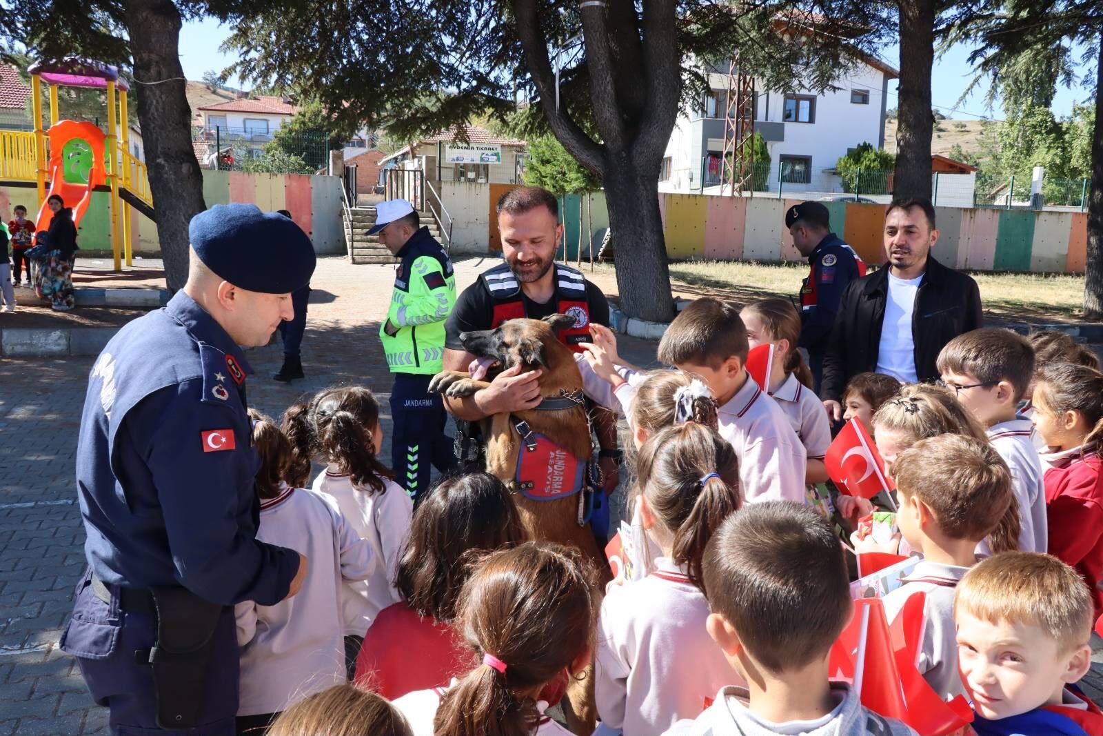Minik Öğrenciler Asayiş Köpeğiyle Buluştu 20067