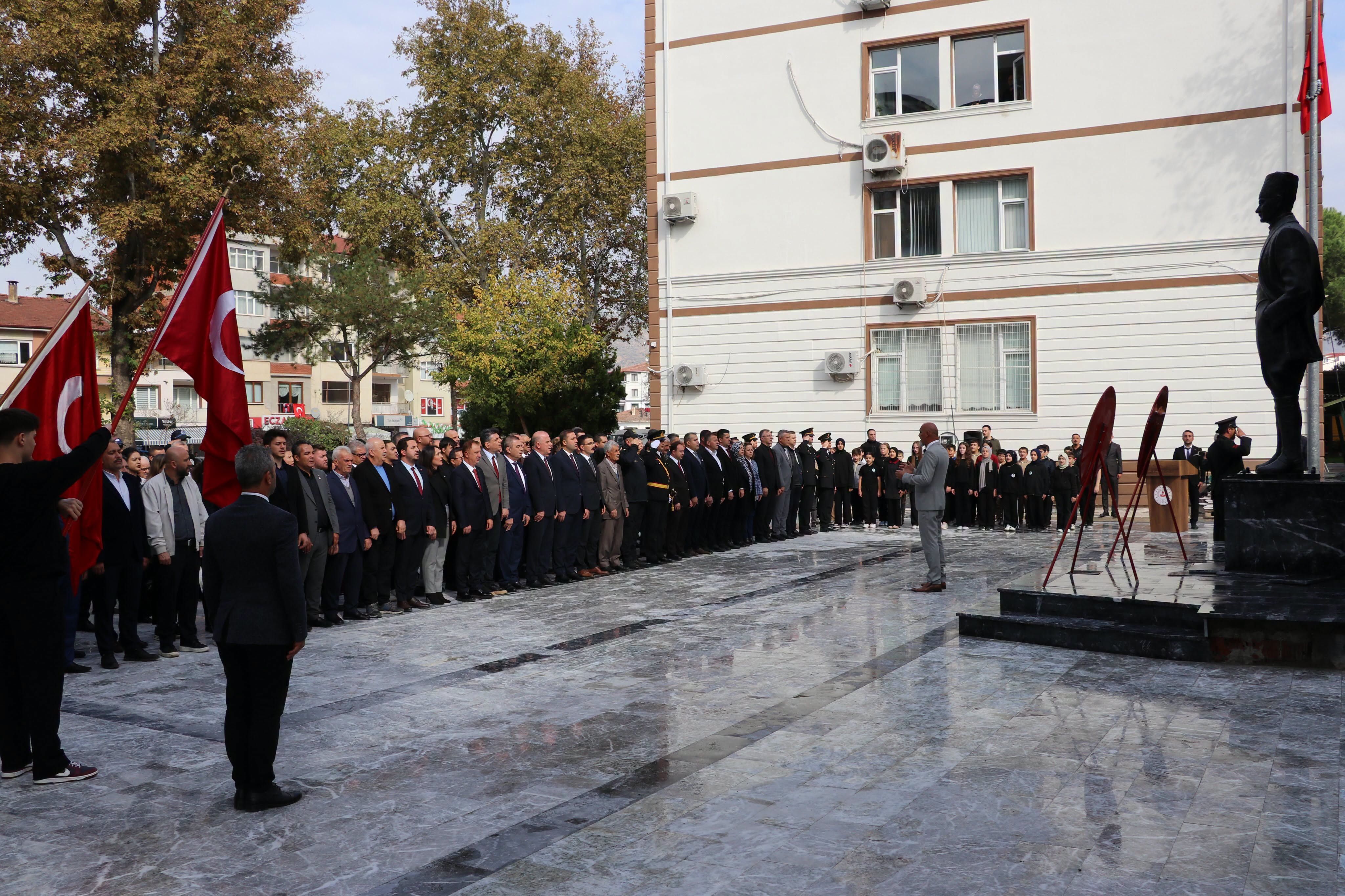 Osmaneli’de Cumhuriyet Bayramı Için Çelenk Sunuldu 20923