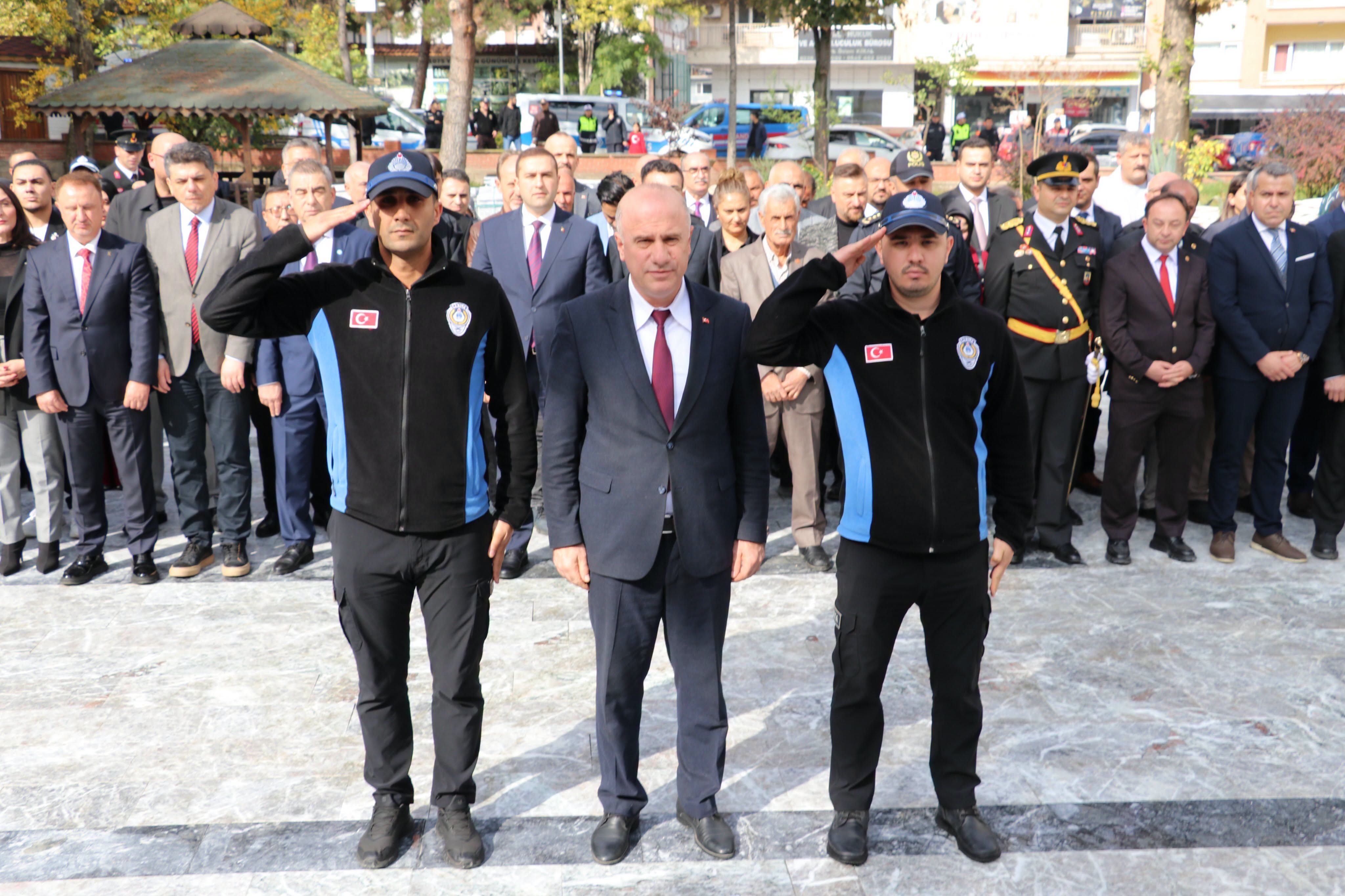 Osmaneli’de Cumhuriyet Bayramı Için Çelenk Sunuldu 20925