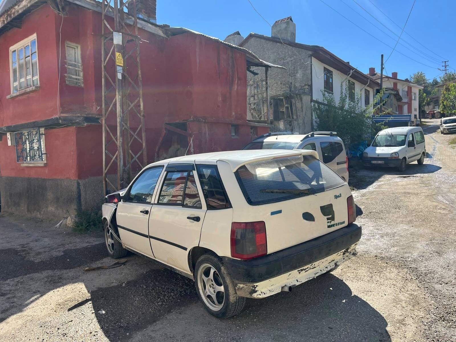 Otomobil Elektrik Direğine Çarptı 1 Yaralı 20015