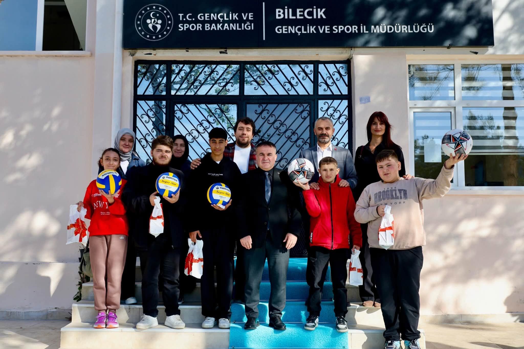 Özel Öğrencilerden İl Müdürü Ramazan Demir’e Anlamlı Ziyaret 20700