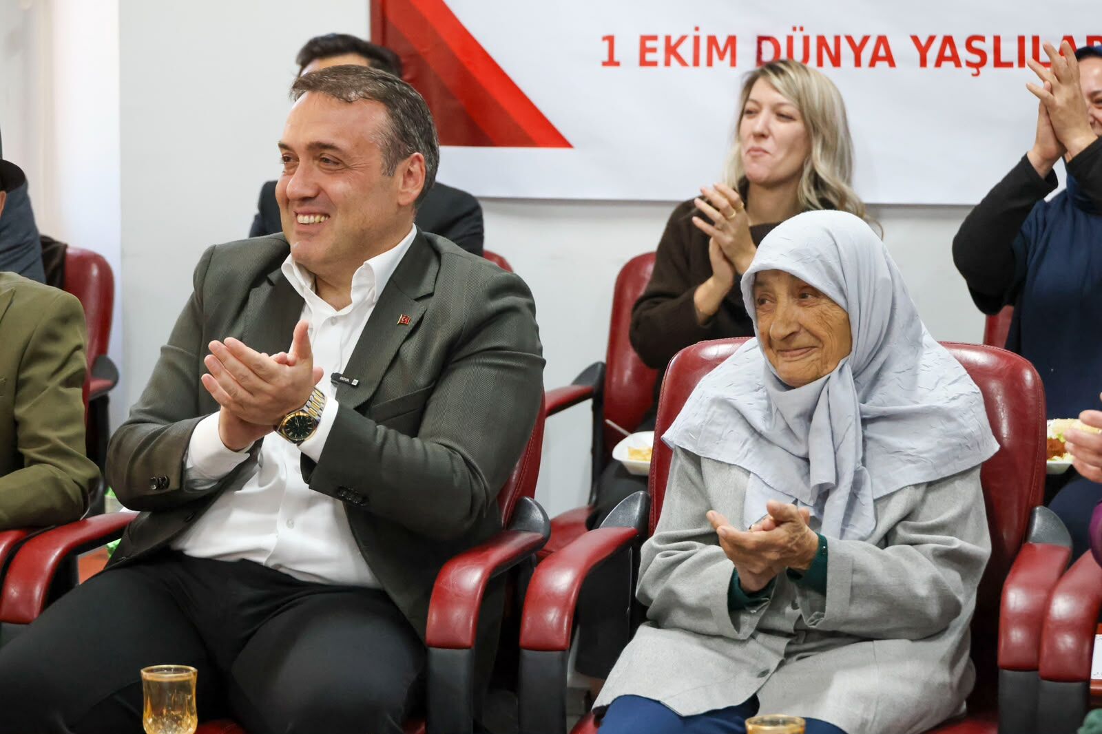 Vali Sözer’den Huzurevinde Gönüllere Dokunan Ziyaret 19945