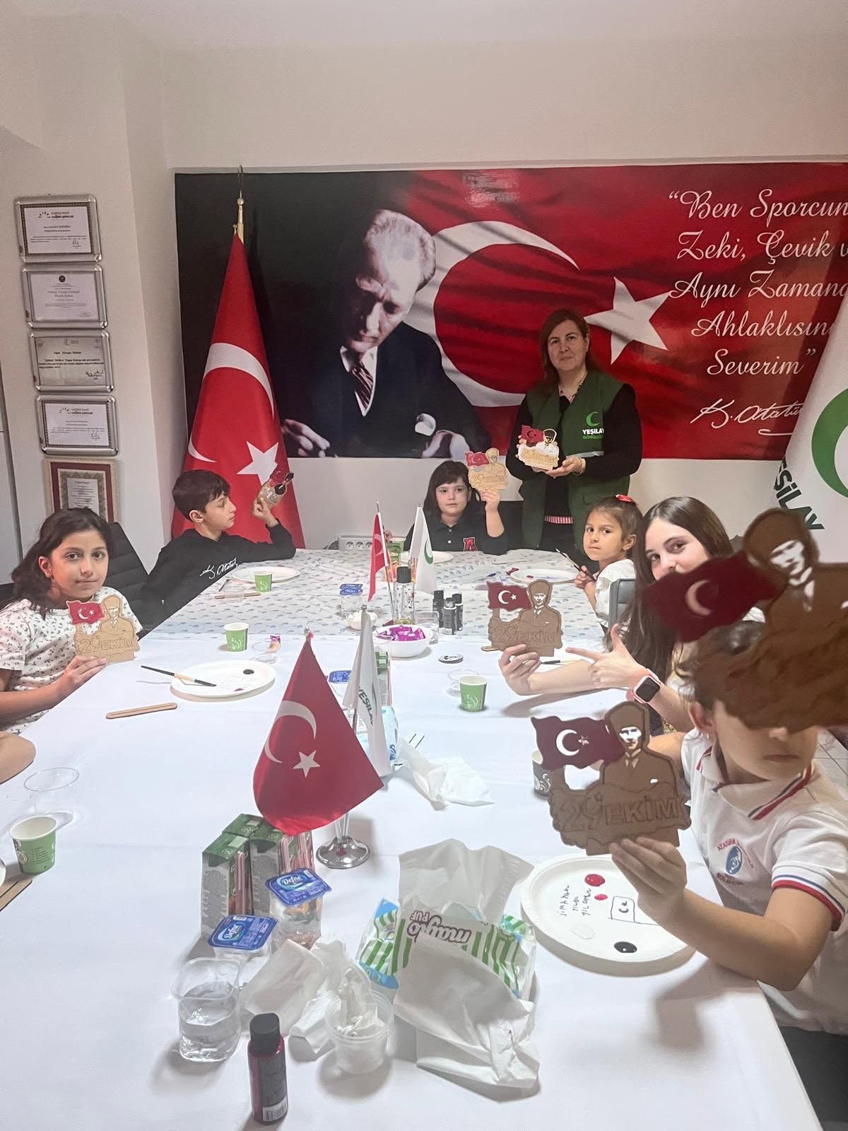 Yeşilay’dan çocuklara Cumhuriyet temalı sanat atölyesi